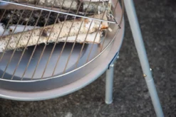Schwenkgrill Tui - aus silberfarbenem Stahl