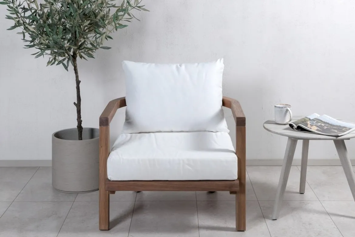 Sessel Robin - aus braunem Akazienholz mit weißen Kissen