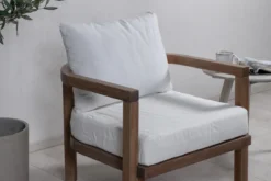 Sessel Robin - aus braunem Akazienholz mit weißen Kissen