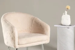 Sessel Wilma- mit beigem Teddy-Bezug und silberfarbenen Stahlbeinen