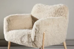 Sessel Zara - mit Holzoptik-Beinen und Kunstfell-Bezug