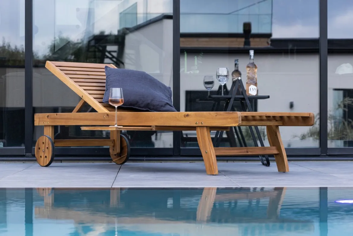 Sonnenliege Olyra - aus Akazienholz mit Rollen