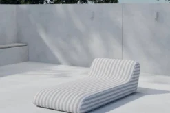Sonnenliege Verda - geschwungene Form mit integriertem Kissen in Beige/Weiß