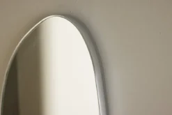 Spiegel Huevo – mit silbernem Aluminiumrahmen