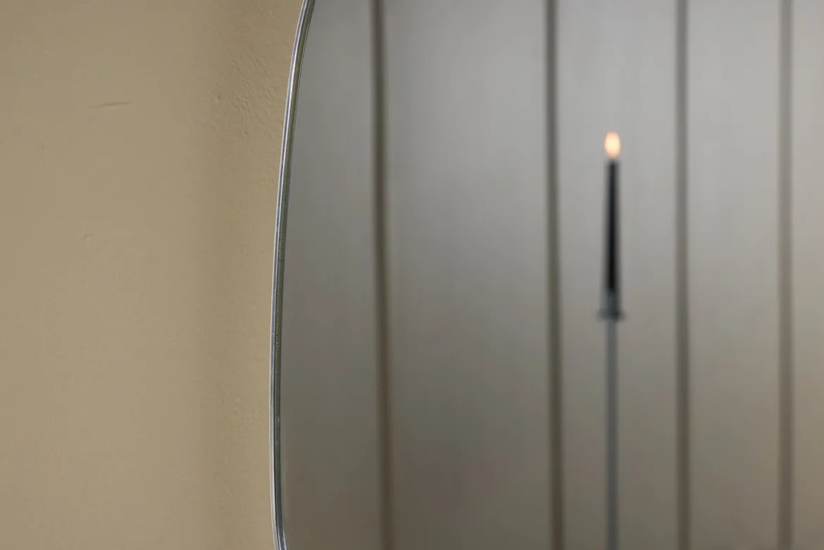 Spiegel Huevo – mit silbernem Aluminiumrahmen