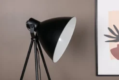 Stehlampe „Amsterdam“ – Dreifuß mit großem Schirm sorgt für ruhige Akzente