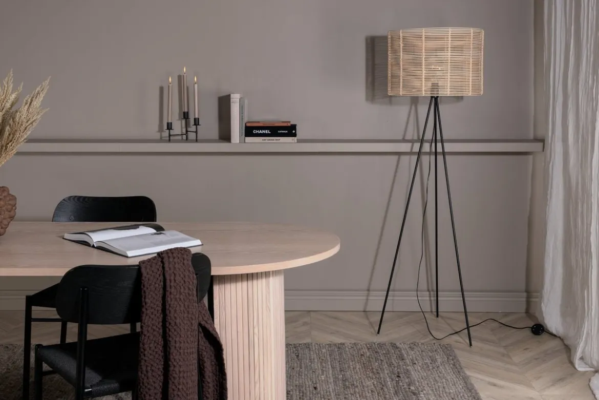 Stehlampe „Diana“ – Schwarzes Gestell mit Rattan Lampenschirm