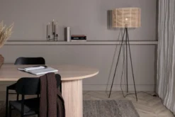 Stehlampe „Diana“ – Schwarzes Gestell mit Rattan Lampenschirm