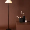 Stehlampe „Eloria“ – Halbkugel-Design in Weiß & Schwarz (Höhe 155 cm)
