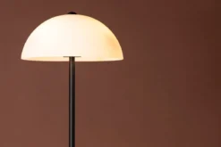 Stehlampe „Eloria“ – Halbkugel-Design in Weiß & Schwarz (Höhe 155 cm)