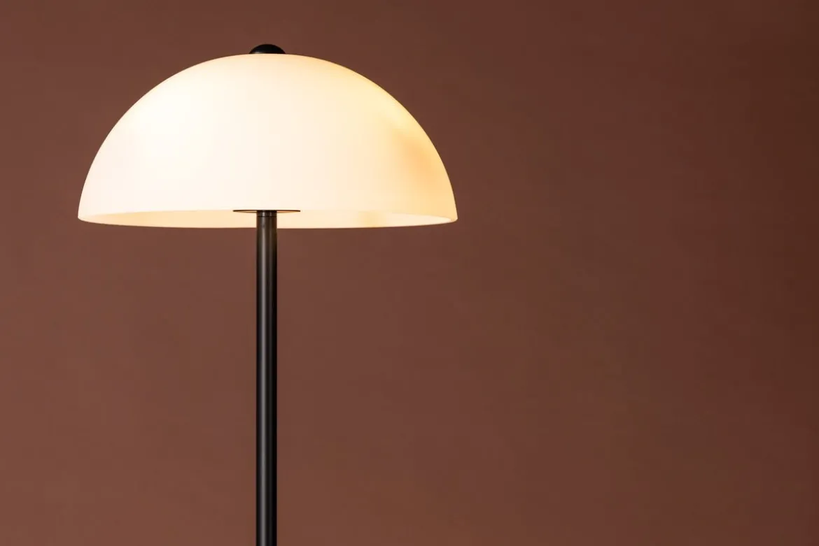 Stehlampe „Eloria“ – Halbkugel-Design in Weiß & Schwarz (Höhe 155 cm)