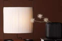 Stehlampe „Elvra“ – Stoffschirm in Beige mit schwarzem Metallgestell (Höhe 48 cm)