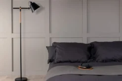 Stehlampe „Grimming“ – ruhige schwarze Klarheit mit Holzdetails