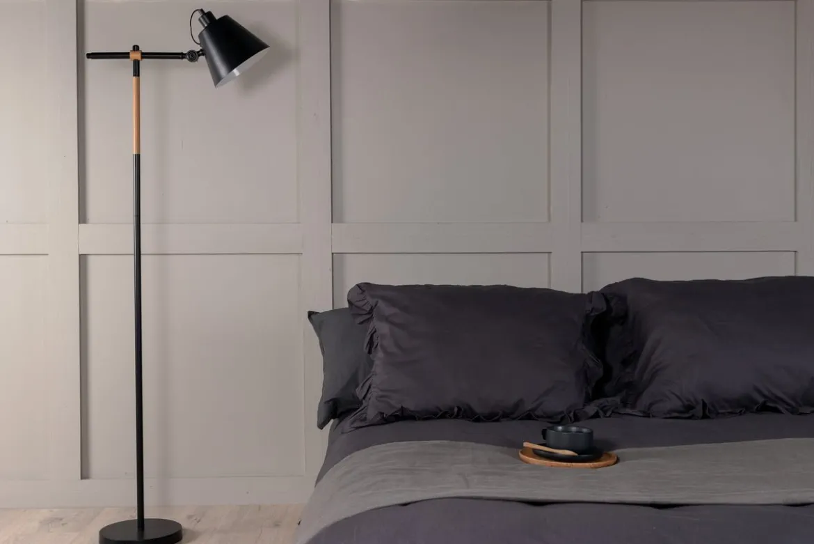 Stehlampe „Grimming“ – ruhige schwarze Klarheit mit Holzdetails