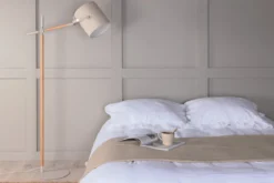 Stehlampe „Laura“ – flexibel schwenkbar mit Leinenschirm