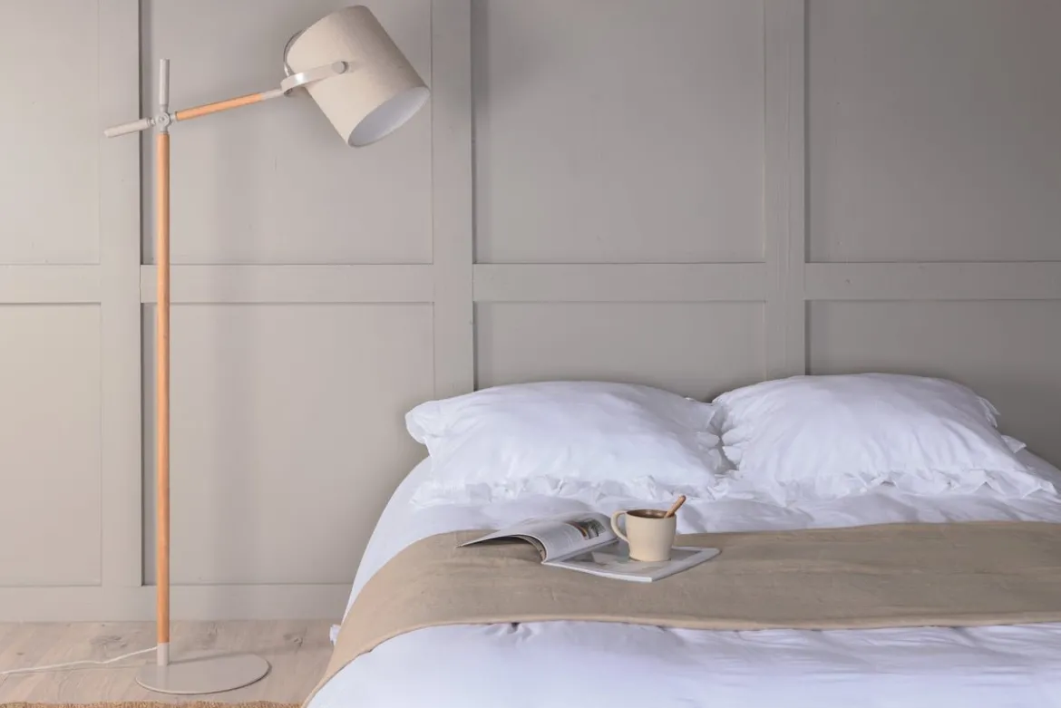 Stehlampe „Laura“ – flexibel schwenkbar mit Leinenschirm
