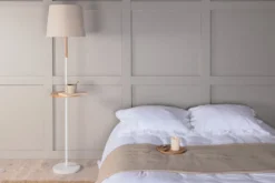 Stehlampe „Lienz“ – Sanftes Beige mit Reliefoberfläche