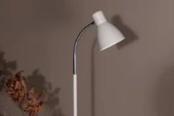 Stehlampe „Sina“ – Schlichtes Design mit schwenkbarem Kopf