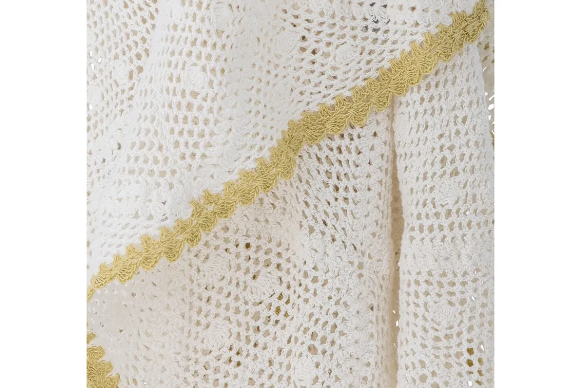 Tagesdecke Ara – Handgehäkeltes Design in Naturton