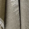 Tagesdecke Elvane – Gewebtes Design in Grün und Weiß