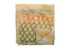 Tagesdecke Kalima – Handgefertigter Sari-Quilt in Gelb