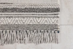 Teppich Erald – flachgewebt mit linearem Muster aus Wolle