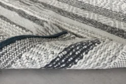 Teppich Erald – flachgewebt mit linearem Muster aus Wolle