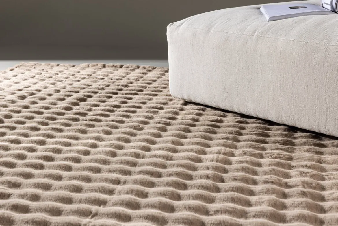 Teppich Niva – in zwei Farben aus Polyester & Veloursleder