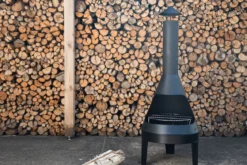 Terrassenkamin Kia - aus schwarzem Stahl mit integriertem Grillrost