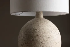 Tischlampe „Alvesta“ – Rustikale Terrakotta-Basis mit weißem Jute-Lampenschirm