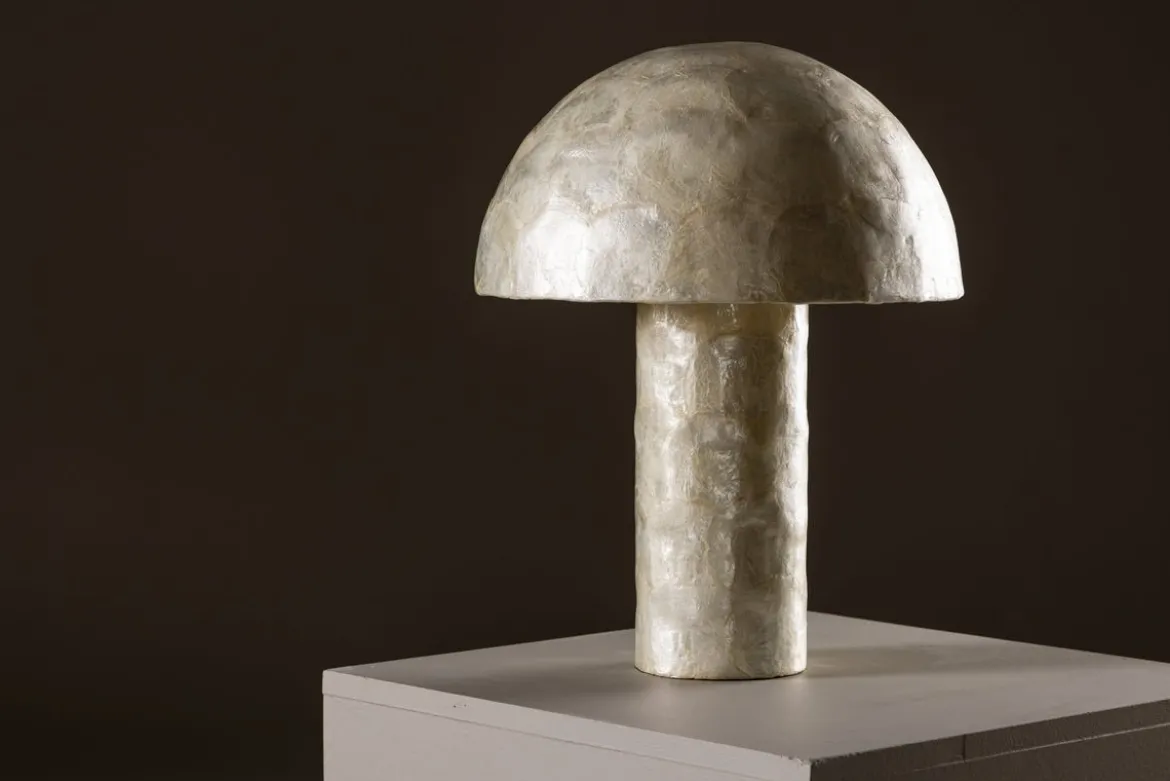 Tischlampe „Aurora“ – Elegantes Design aus Capiz mit sanftem Lichtschein