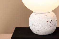 Tischlampe „Bregenz“ – Sockel aus weißem Terrazzo mit dunklen Akzenten