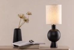 Tischlampe „Fantasia“ – Schwarzer Beton trifft Lampenschirm aus beigem Leinenstoff