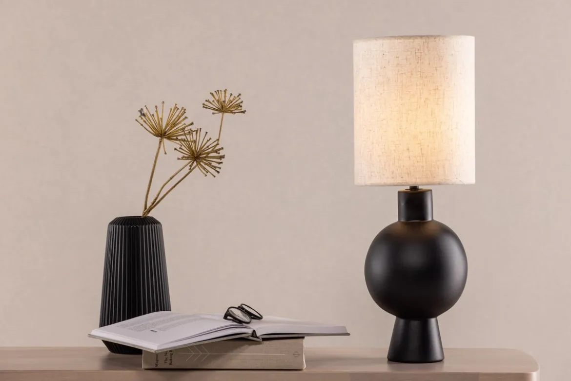 Tischlampe „Fantasia“ – Schwarzer Beton trifft Lampenschirm aus beigem Leinenstoff
