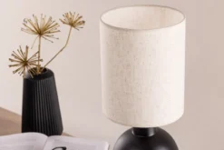 Tischlampe „Fantasia“ – Schwarzer Beton trifft Lampenschirm aus beigem Leinenstoff