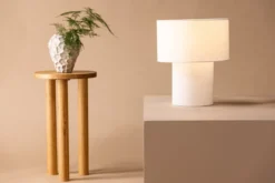 Tischlampe „Gloria“ – Lampenfuß und Lampenschirm aus edlem Leinenstoff