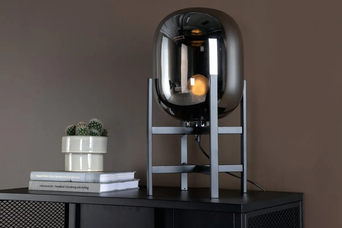 Tischlampe „Hendrik“ – Spiegelnde Glaskuppel trifft auf klaren, schwarzen Stahlsockel