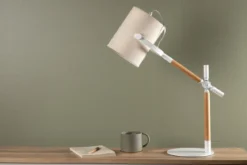Tischlampe „Laura“ – Kombination aus Weiß und Holzdetails, sowie schwenkbar