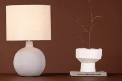 Tischlampe „Lelin“ – Eleganter Betonsockel mit leichtem Leinenschirm