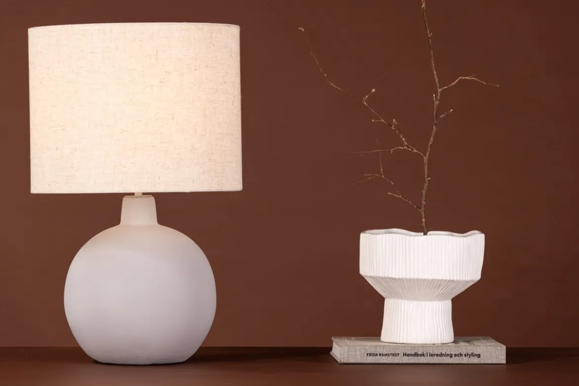 Tischlampe „Lelin“ – Eleganter Betonsockel mit leichtem Leinenschirm