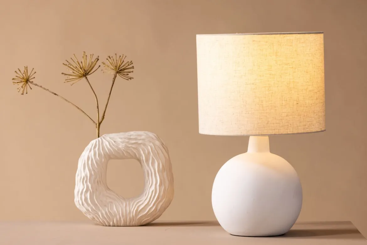 Tischlampe „Lelin“ – Eleganter Betonsockel mit leichtem Leinenschirm