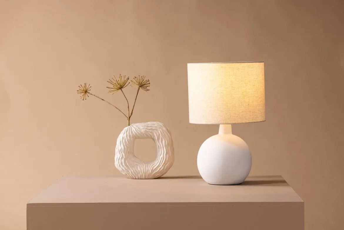 Tischlampe „Lelin“ – Eleganter Betonsockel mit leichtem Leinenschirm