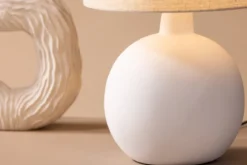 Tischlampe „Lelin“ – Eleganter Betonsockel mit leichtem Leinenschirm