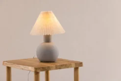 Tischlampe „Marcello“ – Stilvoller Betonsockel mit geriffeltem Lampenschirm