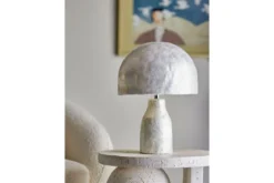 Tischlampe Nerea – Schimmerndes Capiz-Design in Naturtönen