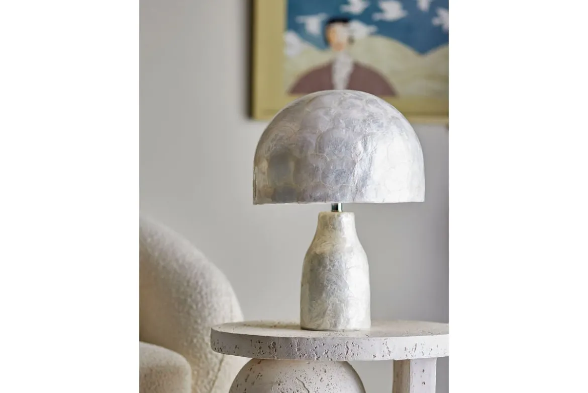 Tischlampe Nerea – Schimmerndes Capiz-Design in Naturtönen