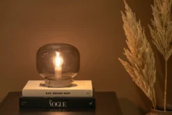 Tischlampe „Olivin“ – Mit elegantem rauchschwarzen Lampenschirm