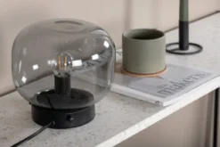 Tischlampe „Olivin“ – Mit elegantem rauchschwarzen Lampenschirm