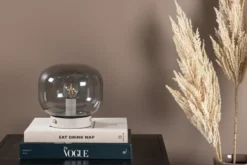 Tischlampe „Olivin“ – Mit elegantem rauchschwarzen Lampenschirm