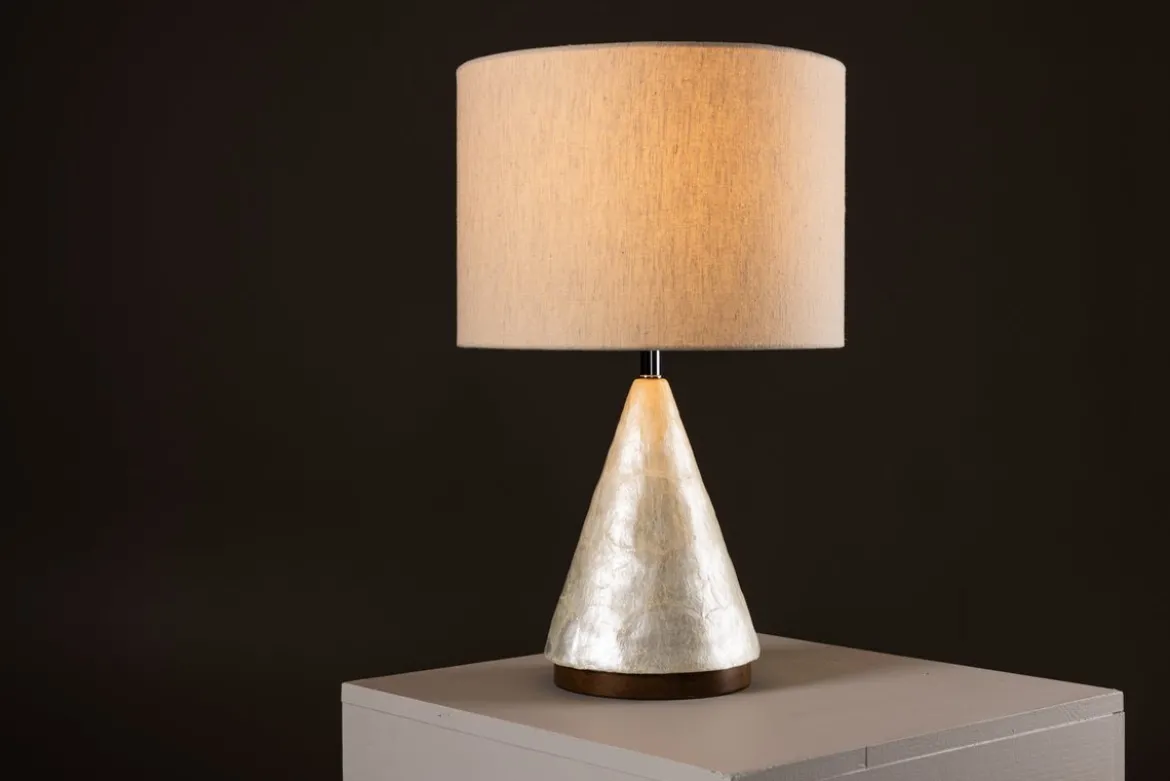 Tischlampe „Pyramidea“ – Elegantes Design aus Capiz & Jute in Hellgrau